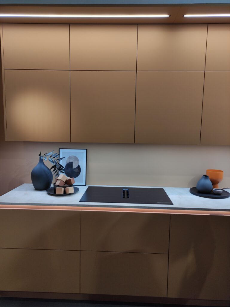 Primo Keukens-vestigingen reisde onlangs naar Duitsland voor een bezoek aan de belangrijkste leveranciers op de jaarlijkse Küchenmesse, dé vakbeurs waar nieuwste innovaties en trends worden gepresenteerd.